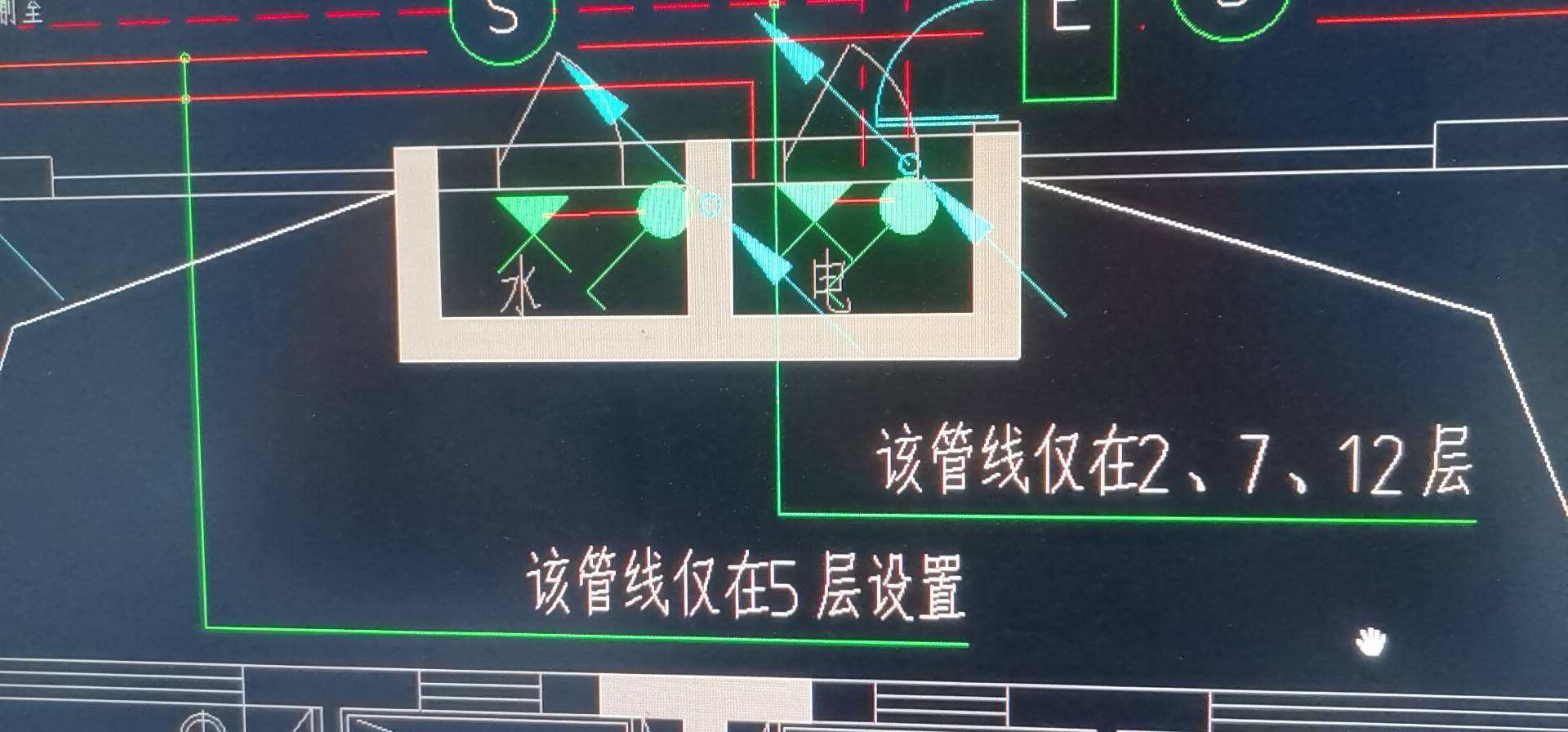 老师您好，楼层强电井每三层一个照明总箱，强电井只有大样图，，共有14层高，怎样识别电箱，怎样布置立管，谢谢