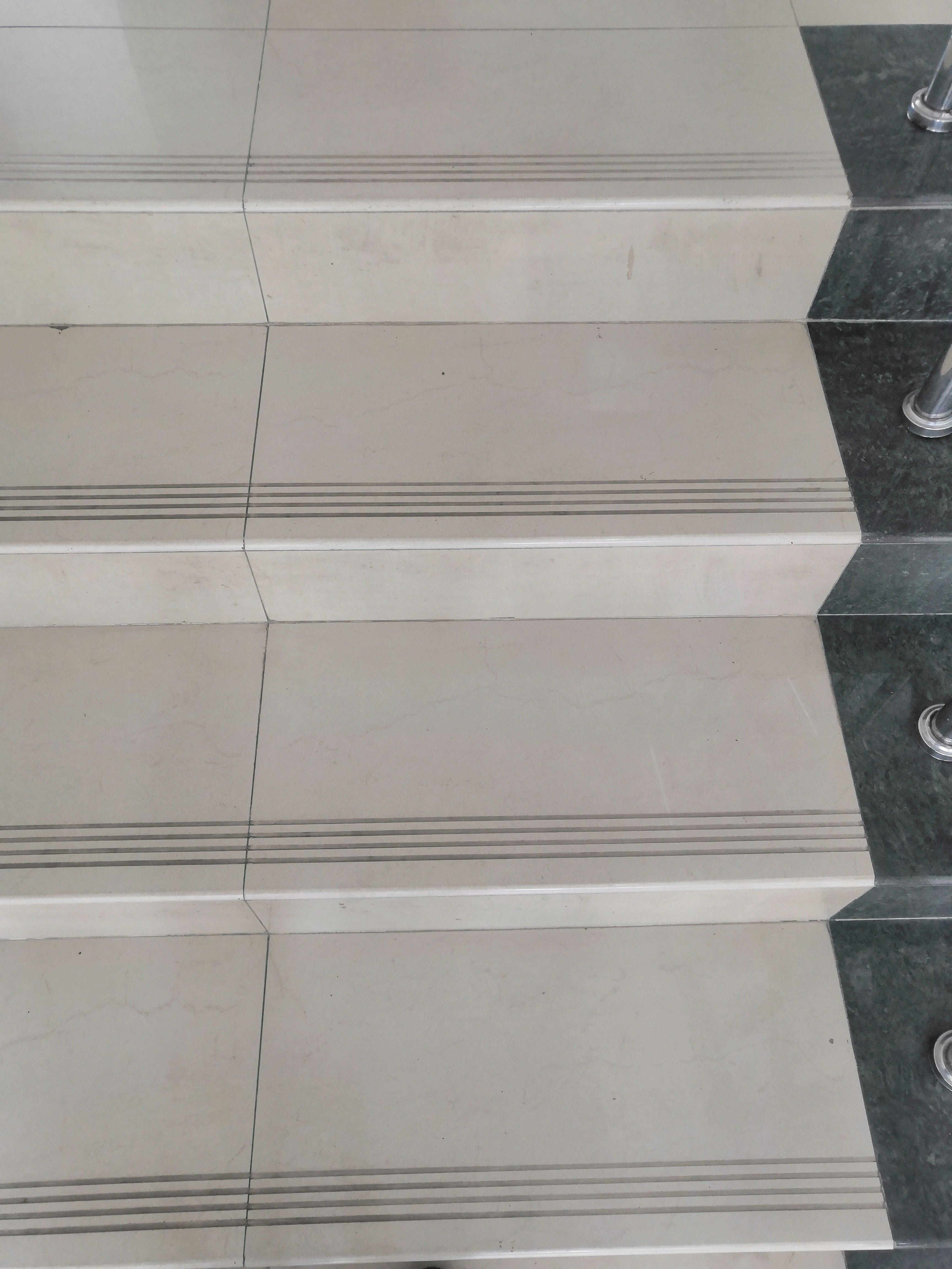 楼梯踏步贴瓷砖，报表表格里面只有水平投影面积，那高度方向正面投影面积怎么搞？